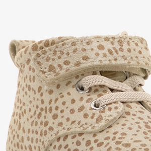 Groot leren babyschoenen beige met stippenprint